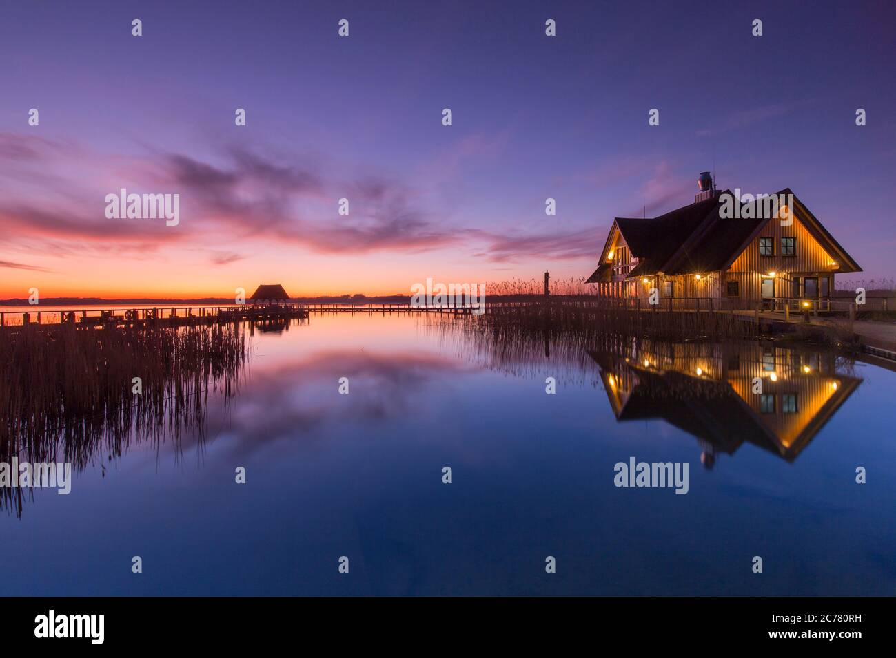 Fischerhaus am Hemmelsdorfer See im Frühjahr bei Sonnenaufgang. Schleswig-Holstein, Deutschland Stockfoto
