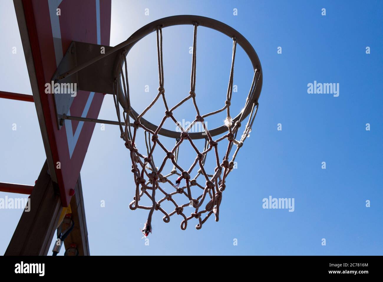 Basketballkorb gegen blauen Himmel. Basketballkorb. Stockfoto