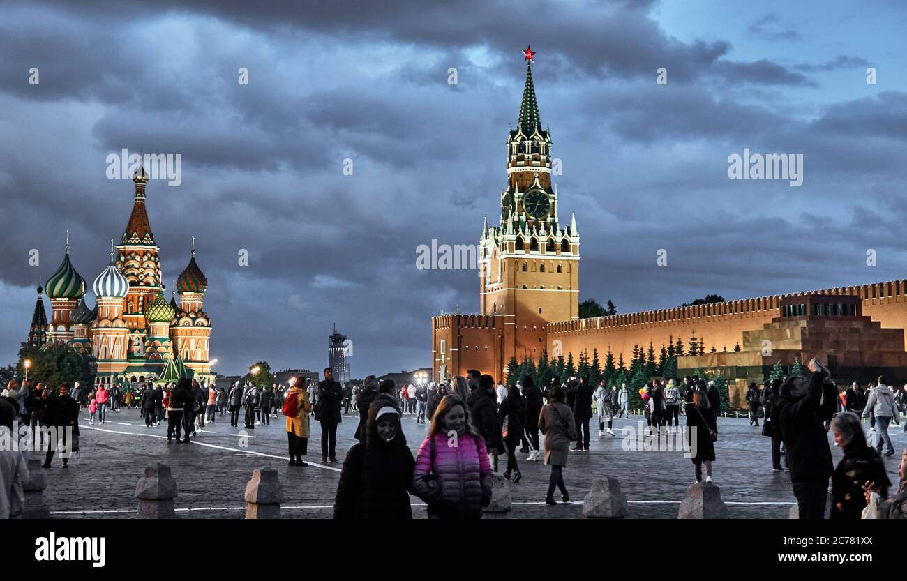 Moskau, Russland. Der Rote Platz ist der Treffpunkt für Touristen und Moskowiter in der Abenddämmerung. Der Rote Platz gilt oft als zentraler Platz Moskaus, da die wichtigsten Straßen Moskaus, die mit den wichtigsten Autobahnen Russlands verbunden sind, vom Platz stammen. Der Rote Platz, ein UNESCO-Weltkulturerbe, trennt den Kreml, die ehemalige königliche Zitadelle und jetzt die offizielle Residenz des Präsidenten von Russland, von einem historischen Handelsviertel, das als Kitai-Gorod bekannt ist. Stockfoto