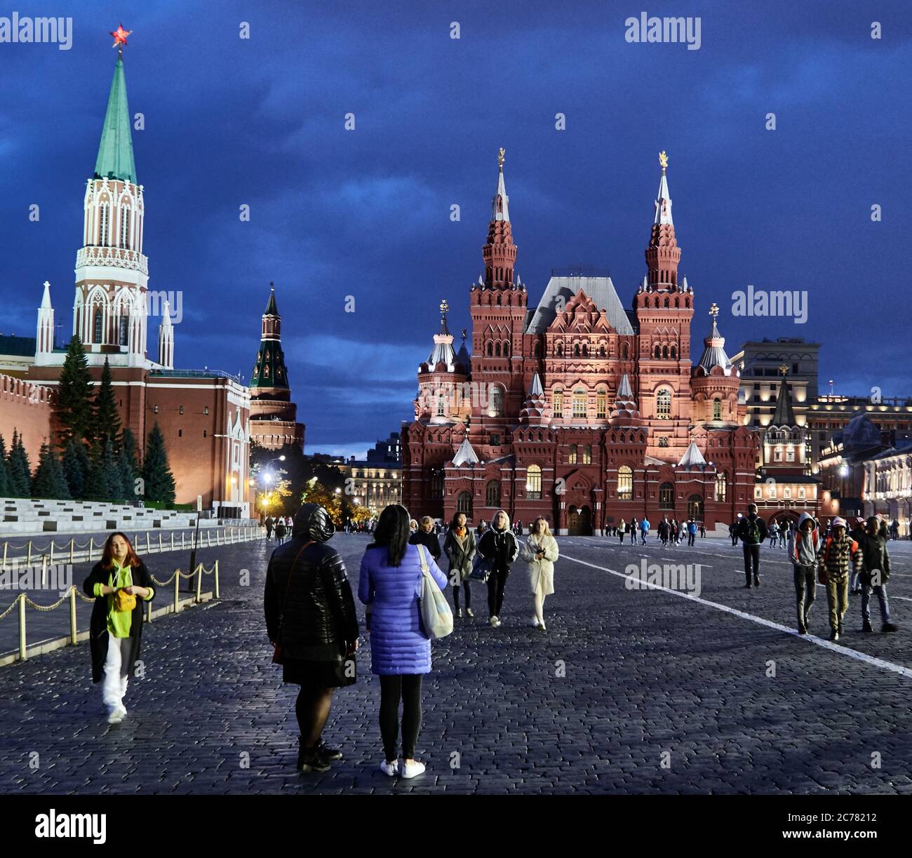 Moskau, Russland. Das Staatliche Historische Museum und der große Kremlpalast auf dem Roten Platz ist russische Geschichte. In der Abenddämmerung gehen viele Menschen gerne auf dem Roten Platz spazieren. Stockfoto