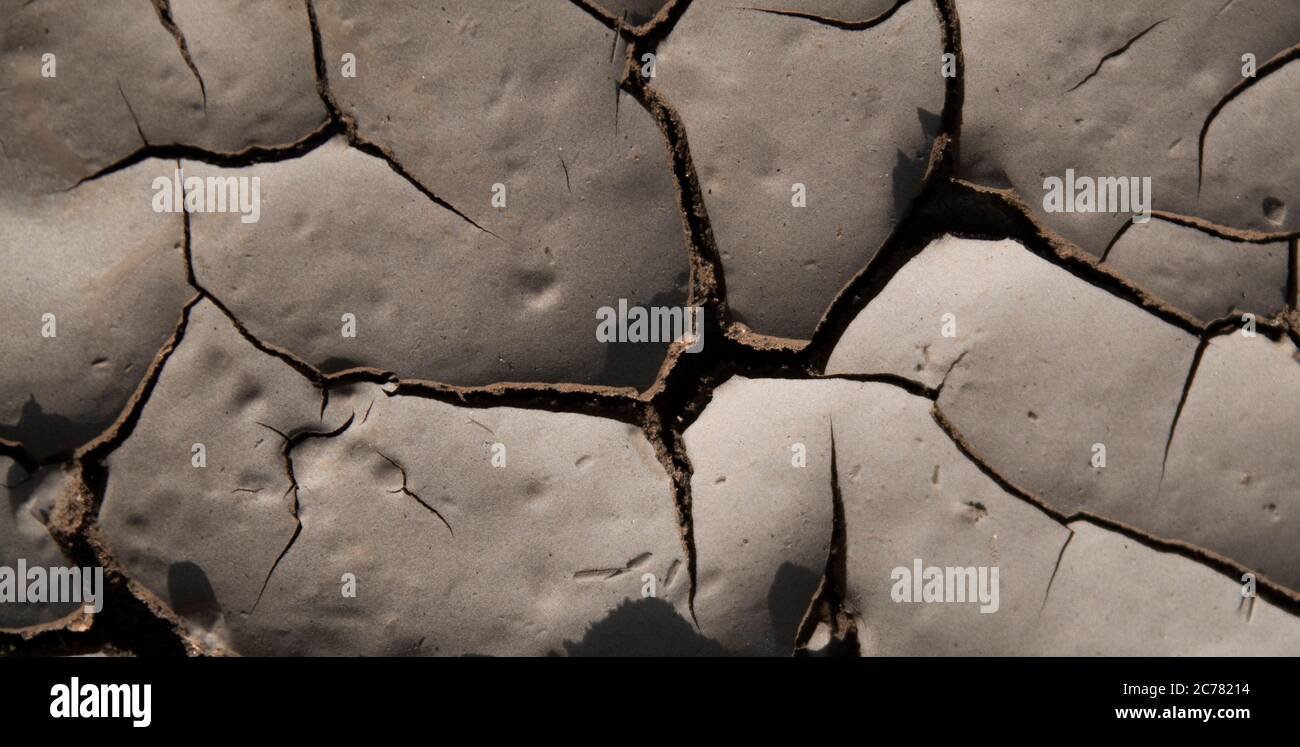 Gerissene Erde. Hintergrund und Textur trockene Erde. Erdmuster. Stockfoto