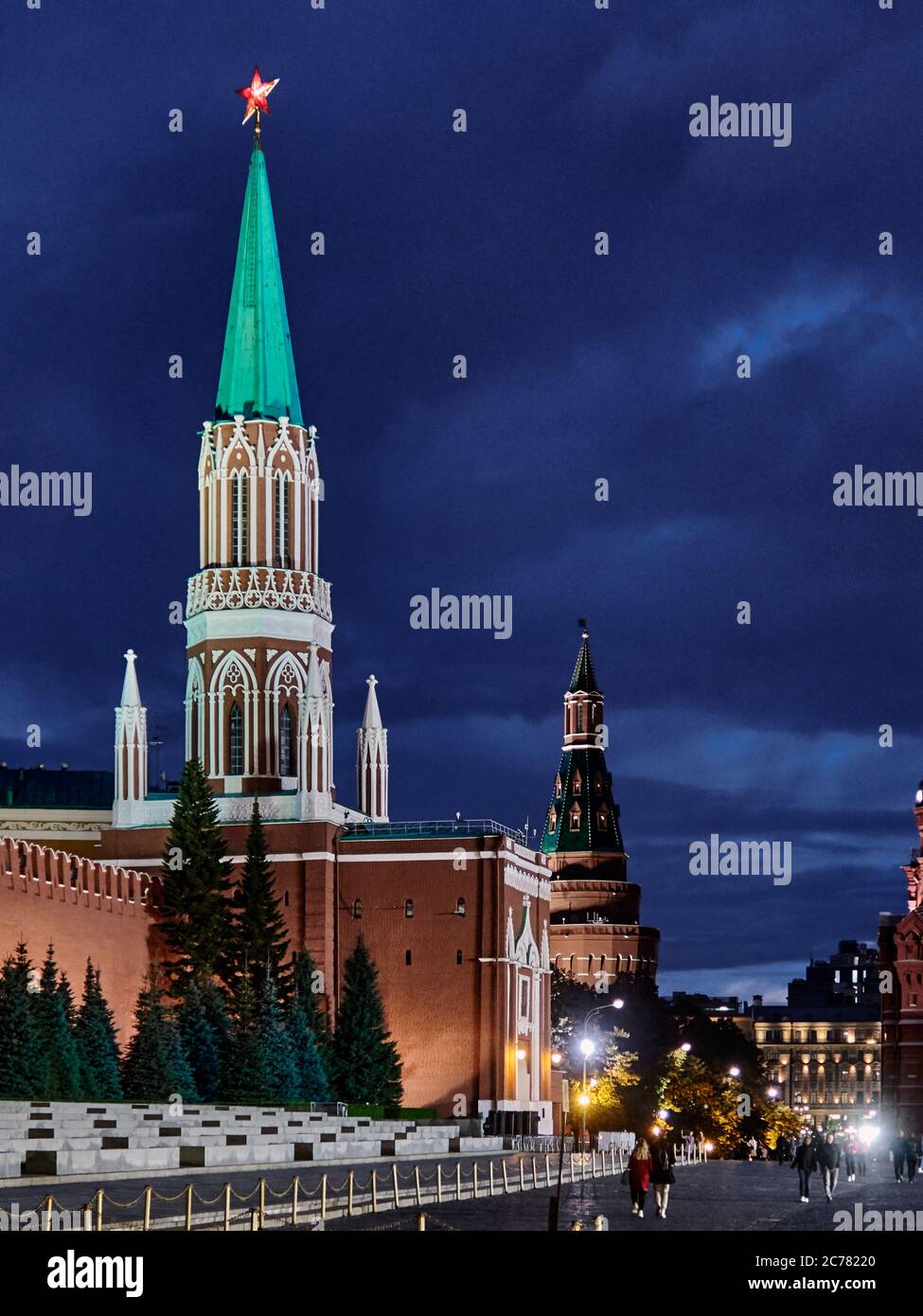 Moskau, Russland. Das Staatliche Historische Museum und der große Kremlpalast auf dem Roten Platz ist russische Geschichte. Bei Dämmerung l Stockfoto