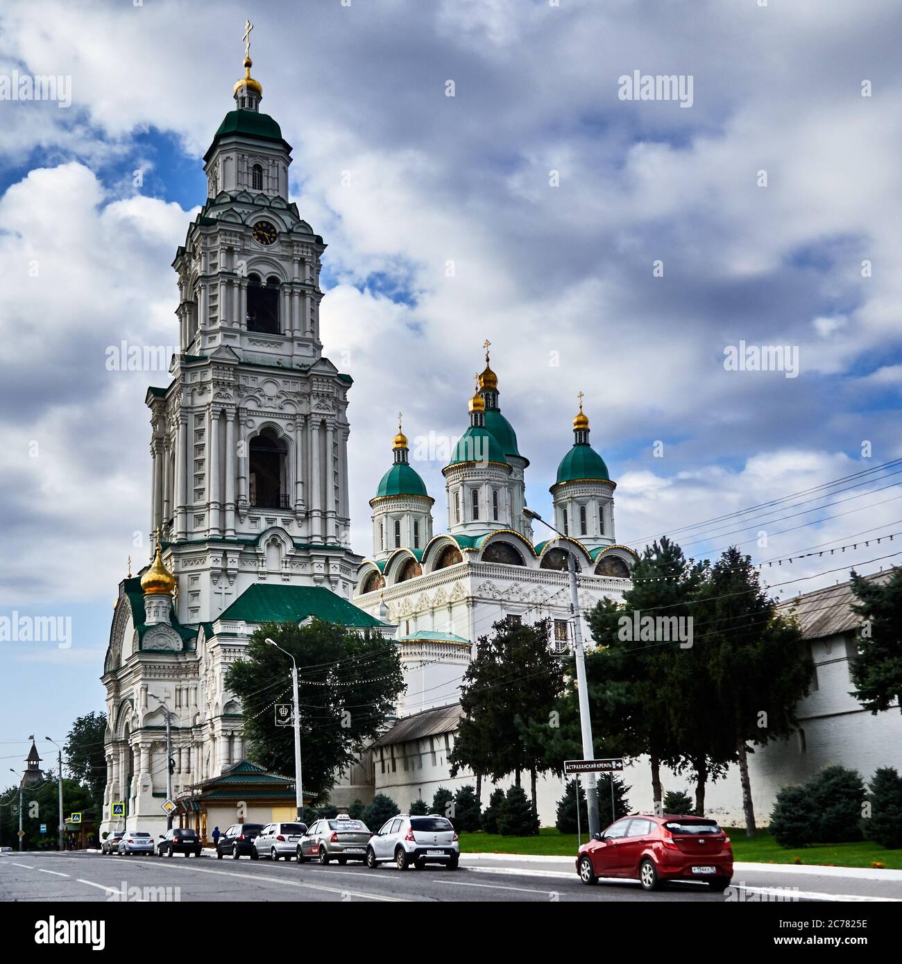 Astrachan, Russland. Der Pretschistenskaya Belfried ist das Haupttor des Kremls und er erhebt sich neben der Kathedrale von Dormition. Der Kreml Astrachan, ein föderal geschütztes Denkmal, ist ein einzigartiger architektonischer Komplex des 16. Jahrhunderts, sowie ein Beispiel der religiösen Architektur des 18. Jahrhunderts. Stockfoto