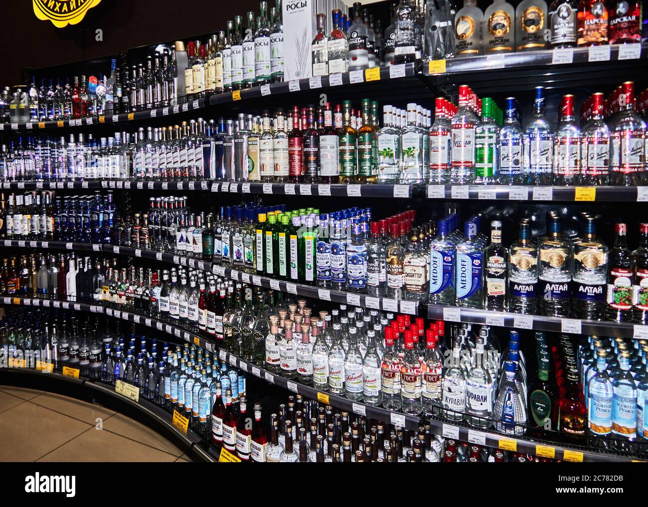 Russland, Astrachan Oblast. Astrachan Stadt Die größten Verbraucher von Wodka in der Welt, trinken durchschnittlich 14 Liter pro Jahr. Viele Menschen in Russland glauben fromm, dass Wodka dem Trinker weniger Schaden anrichtet als andere Spirituosen wie Whiskey und Cognac. Stockfoto
