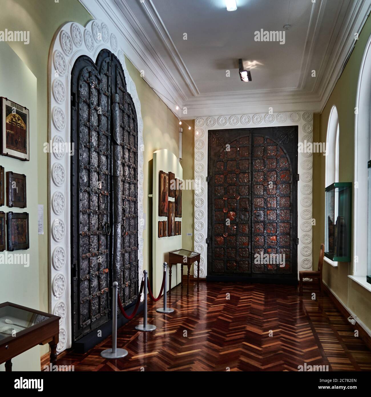 Russland, Oblast Astrachan. Astrachan Stadt, in der Gemäldegalerie Pavel Dogadine .Silber Türen des Kremls mit Pflanzen, Blumen und doppelköpfigen Adler Symbol der Macht der Zaren geschmückt Stockfoto