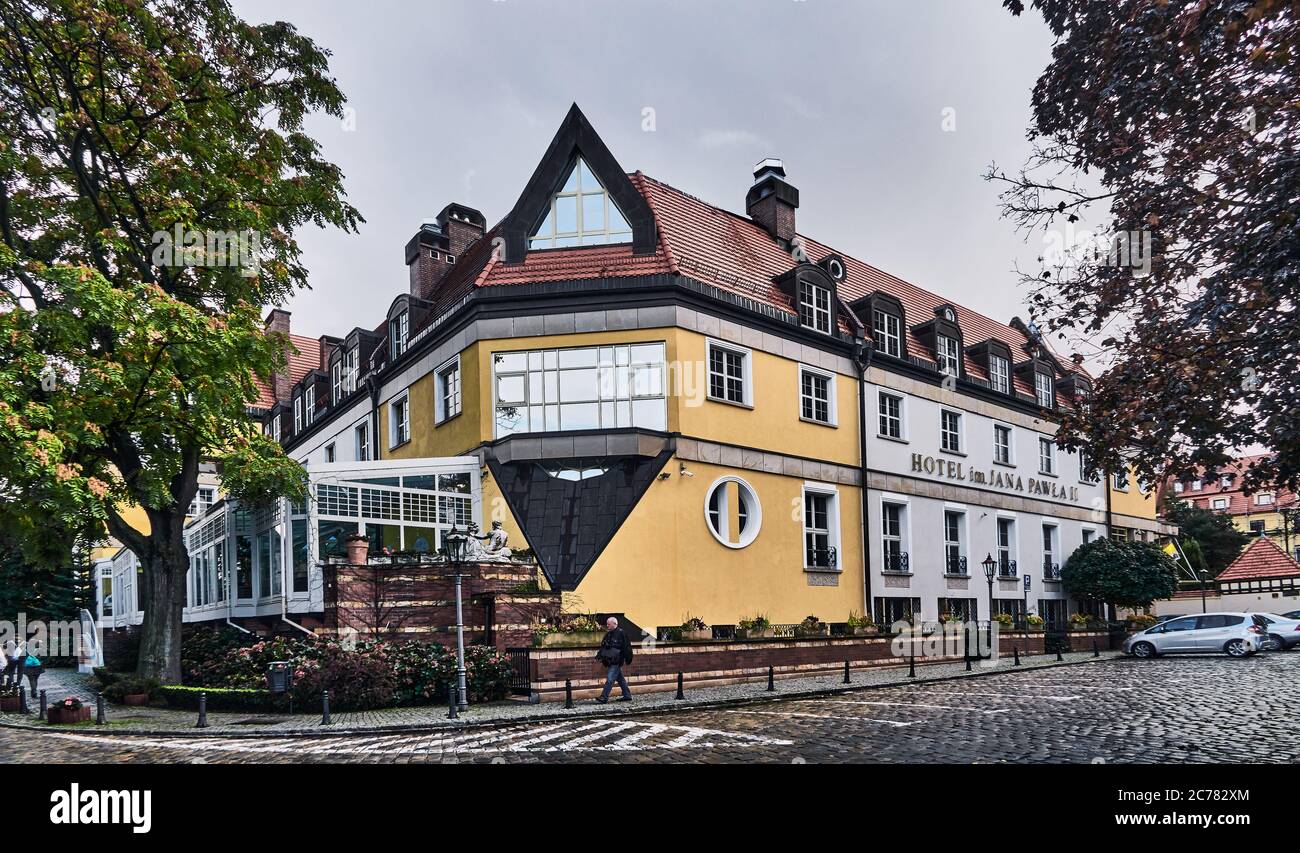 Polen, Breslau Stadt,Provinz Niederschlesien, Hotel im. Jana Pawla II erbaut im Jahr 2002, auf einem Kopfsteinpflaster &#x15a,wi&#x119,tego Idziego Straße gegenüber einer Kirche im historischen Ostrow Tumski-Gebiet, Stockfoto