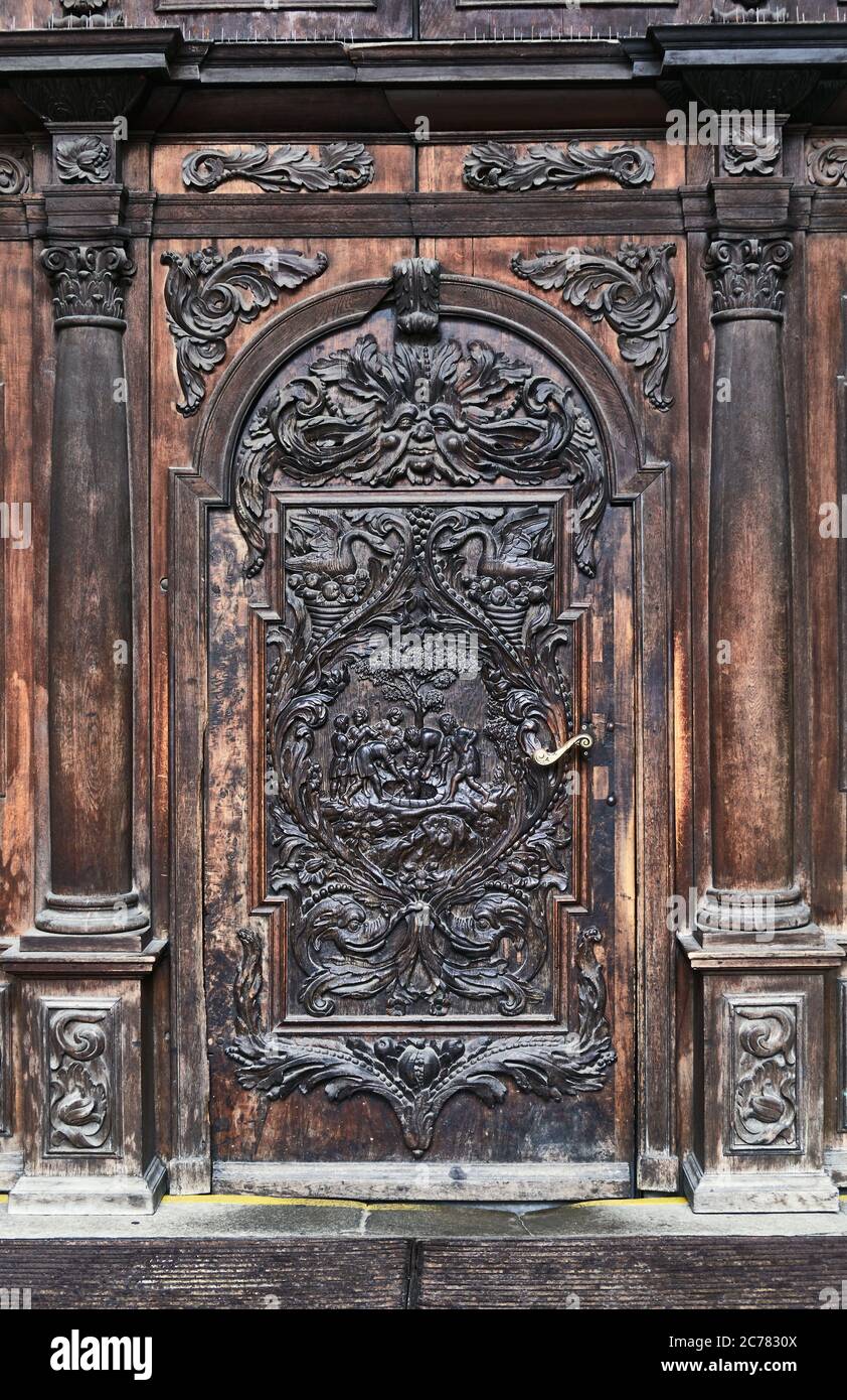 Polen, Breslau Stadt, Provinz Niederschlesien, Detail der geschnitzten hölzernen Eingangstür zur Kathedrale von St. Johannes dem Täufer in der Stadt Wroc &#x142, AW Stockfoto