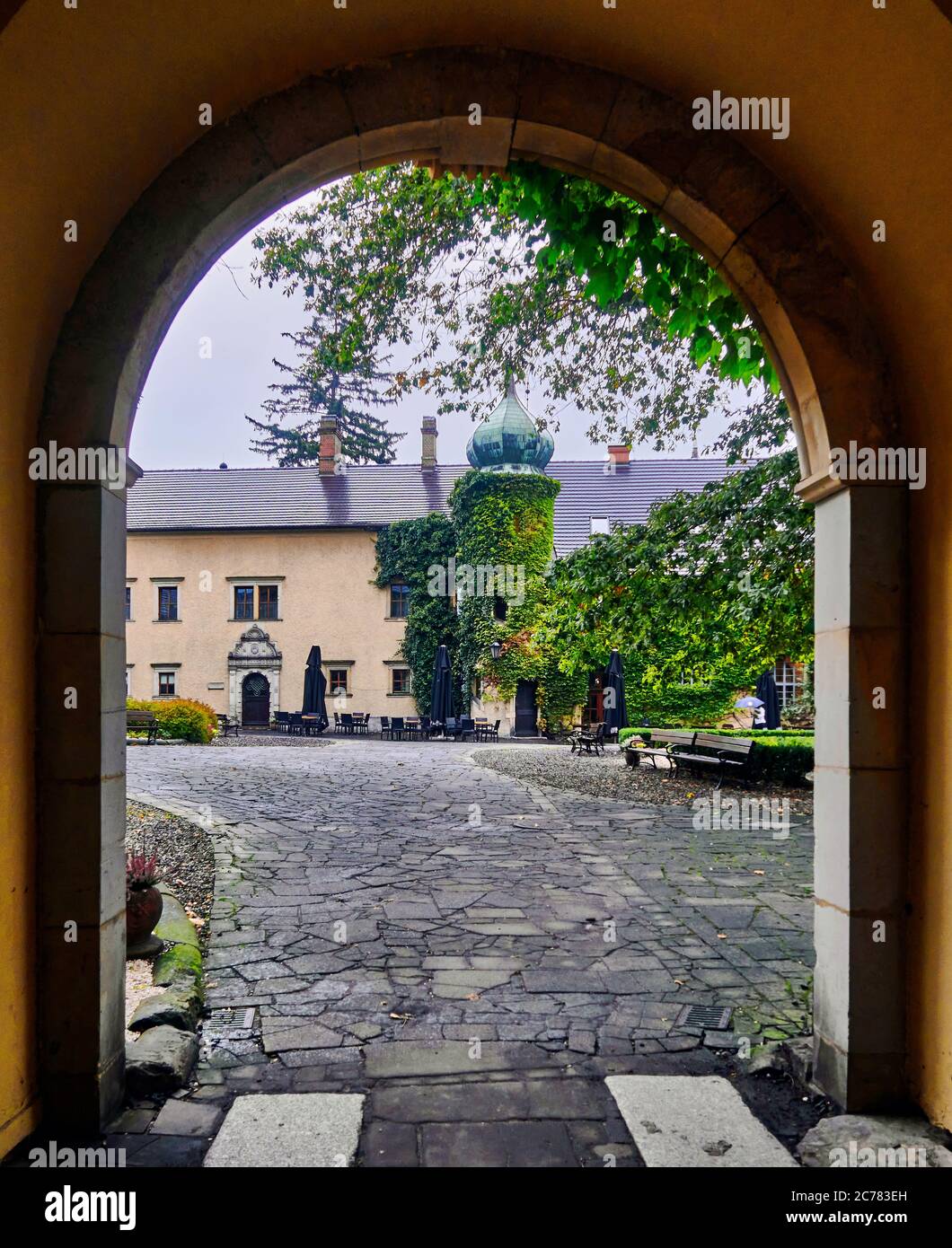 Polen, die Eingangstür des Hofes in Kliczk &#xf3,w Schloss. Kliczk &#xf3,w Schloss befindet sich in Kliczk &#xf3,w, Provinz Dolnoslaskie, Polen. Das Hauptgebäude wurde 1585 im Renaissancestil erbaut Stockfoto