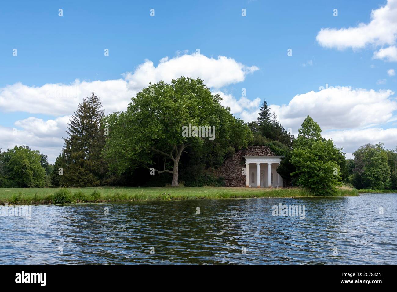 07. Juli 2020, Sachsen-Anhalt, Wörlitz: In einem Portikus ist ein Brief von Johann Wolfgang von Goethe in Stein gemeißelt, den er 1778 an Charlotte von Stein aus Wörlitz schrieb. Der Dichter Prinz besuchte das Gartenreich von Prinz Franz von Anhalt-Dessau siebenmal. Foto: Stephan Schulz/dpa-Zentralbild/ZB Stockfoto