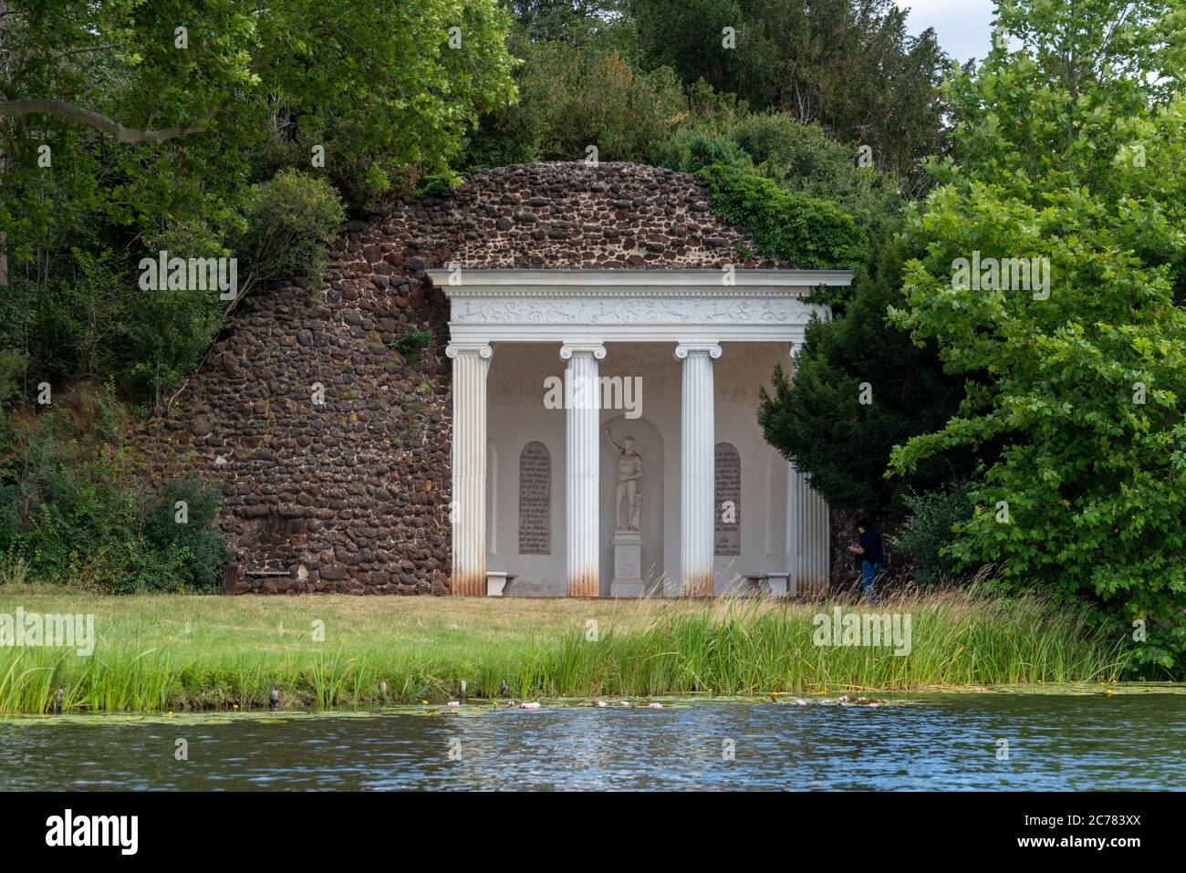 07. Juli 2020, Sachsen-Anhalt, Wörlitz: In einem Portikus ist ein Brief von Johann Wolfgang von Goethe in Stein gemeißelt, den er 1778 an Charlotte von Stein aus Wörlitz schrieb. Der Dichter Prinz besuchte das Gartenreich von Prinz Franz von Anhalt-Dessau siebenmal. Foto: Stephan Schulz/dpa-Zentralbild/ZB Stockfoto