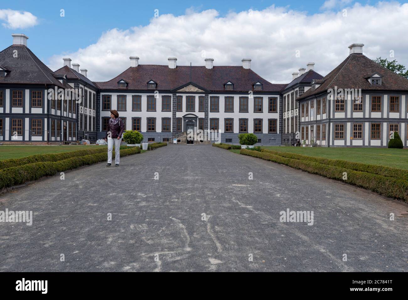 Oranienbaum, Deutschland. Juli 2020. Das barocke Schloss Oranienbaum sieht wieder wie neu aus. Es wurde seit vielen Jahren ohne Unterbrechung des Besucherverkehrs renoviert und bildet mit seinem angrenzenden Park ein einzigartiges architektonisches Ensemble von niederländischem Charakter in Deutschland. Das Schloss wurde zwischen 1683 und 1698 von Cornelis Ryckwaert als dreiflügeliger Komplex im Stil eines niederländischen Landguts erbaut. Heute gehört es zum UNESCO-Weltkulturerbe Gartenreich Dessau-Wörlitz. Quelle: Stephan Schulz/dpa-Zentralbild/ZB/dpa/Alamy Live News Stockfoto