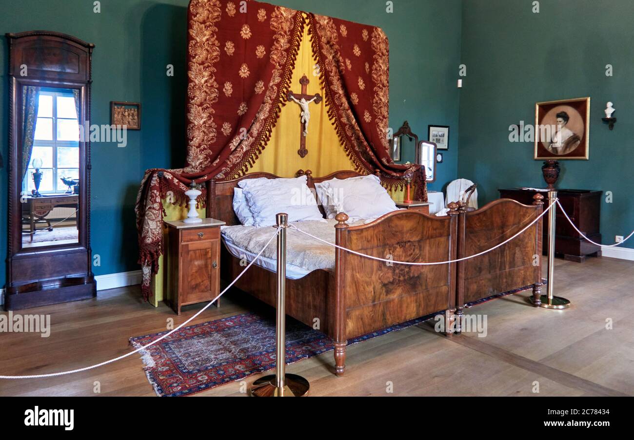 Polen, Niederschlesien, im Dorf Lomnica, ein repräsentatives Schlafzimmer im Museum des Lomnica-Palastes der Lomnica-Palast &quot, großer gotischer Palast &quot, seit 1835 Eigentum der Familie von Kuster, Ursprung der Steinburg stammt aus dem Jahr 1391.der restaurierte Palast beherbergt heute ein komfortables Hotel, Ein Restaurant, ein Museum und ein 9 Hektar großer Park, und es hat seine ganze Schönheit und Pracht wiedererlangt Stockfoto