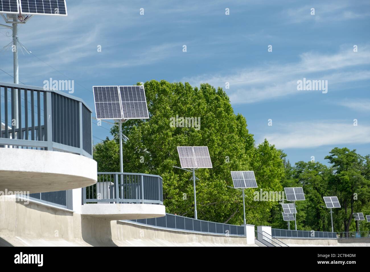 Sonnenkollektoren auf der Straße. Alternative Energie Solarenergie in sonnigen Tag Stockfoto