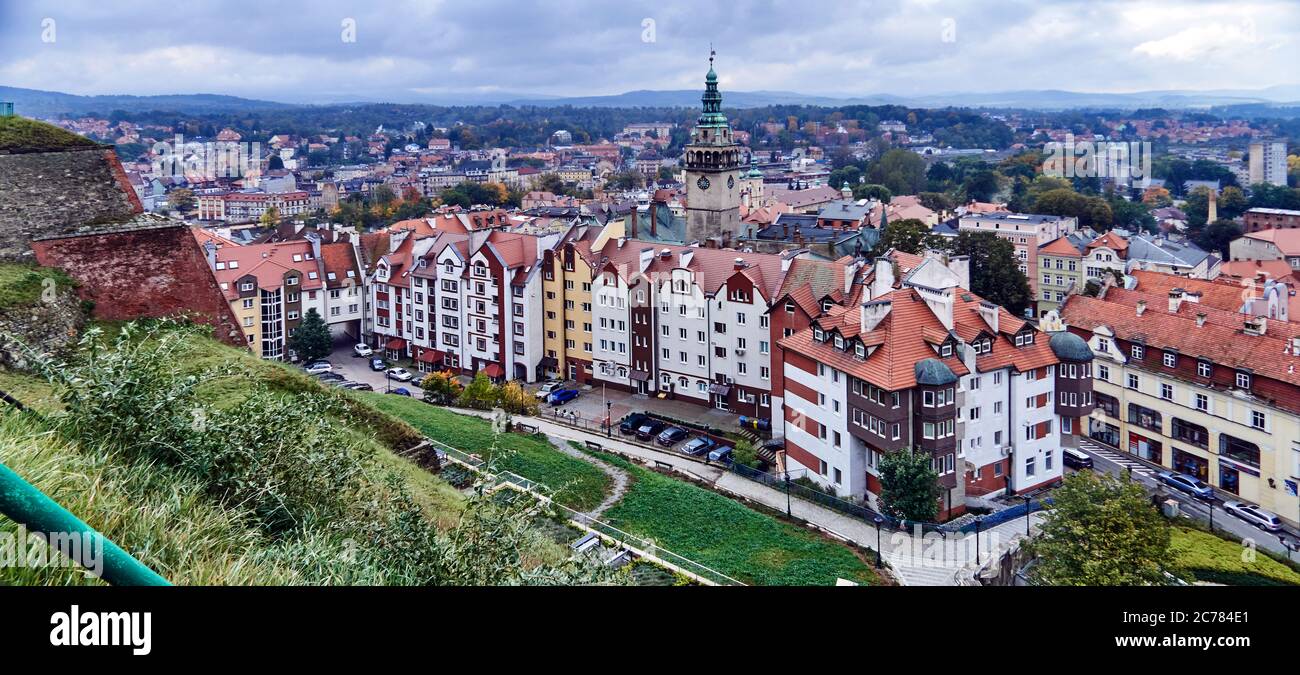 Polen. Niederschlesien, Woiwodschaft Alte Wohnungen und ein Fragment der Festung Klodzko Wand und Blick auf die Stadt Klodzko von der Festung, und, Rathaus mit Renaissance-Turm Stockfoto