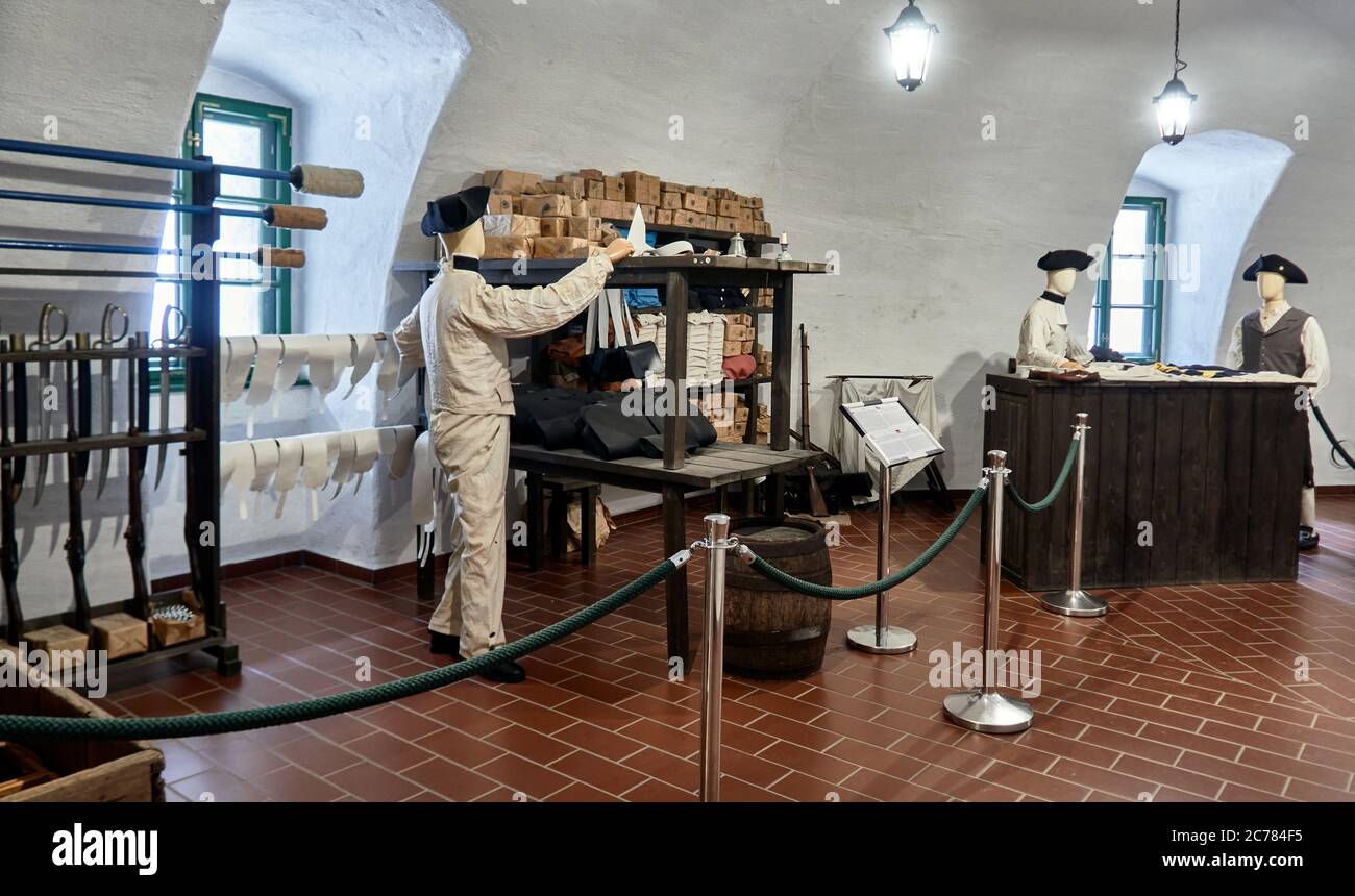 Polen.Niederschlesische Stadt Klodzko. Das Militärmuseum befindet sich im Inneren der Festung K?odzko die Lagerkammer des Militärs die Festung ist ein einzigartiger Festungskomplex der Woiwodschaft Niederschlesien im Südwesten Polens.die Festung war einst eine der größten Hochburgen in Preußisch-Schlesien, im Jahr 1960, Es wurde in das Verzeichnis der historischen Denkmäler eingetragen. Stockfoto