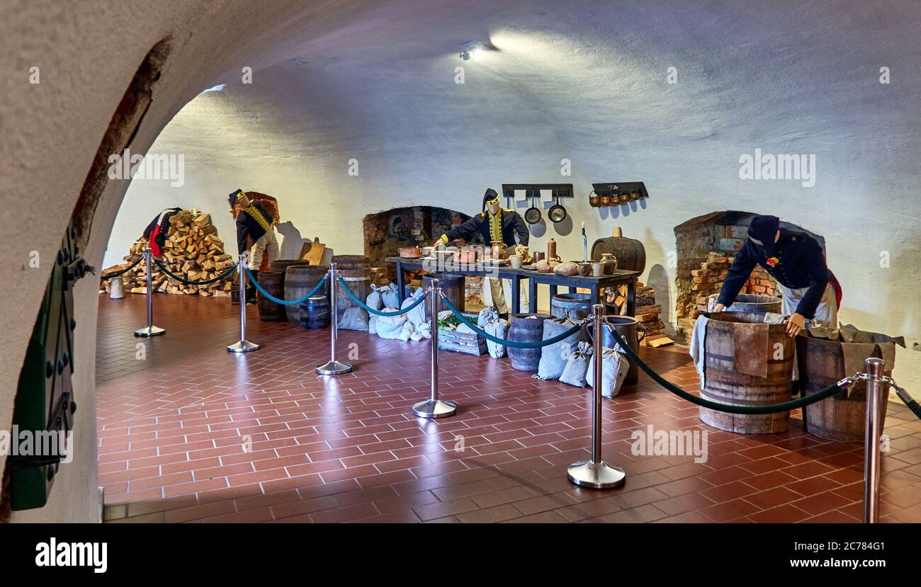Polen.Niederschlesische Stadt Klodzko. Das Militärmuseum befindet sich im Inneren der Festung K &#x142,odzko die Kammer der Küche in der Zeit des Krieges, die Festung ist eine einzigartige Festungsanlage der Woiwodschaft Niederschlesien im Südwesten Polens.die Festung war einst eine der größten Hochburgen in Preußisch-Schlesien, im Jahr 1960, Es wurde in das Verzeichnis der historischen Denkmäler eingetragen. Stockfoto