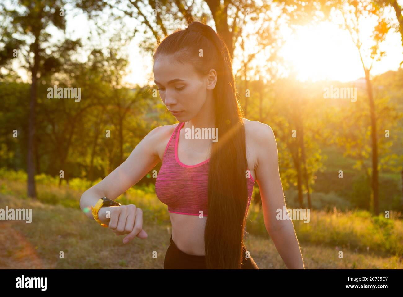 Frau überprüft ihre Fitness-Uhr und Gesundheit Tracking tragbare Gerät Stockfoto