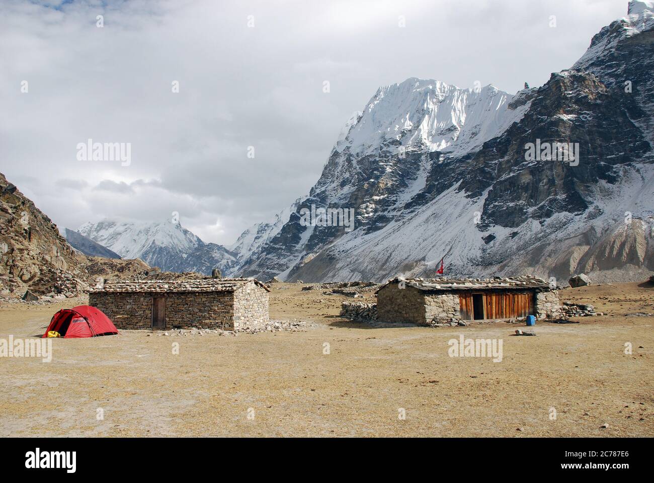 Die isolierten Gebäude bei Ramze am Zugang zum Kangchendzönga Basislager Stockfoto