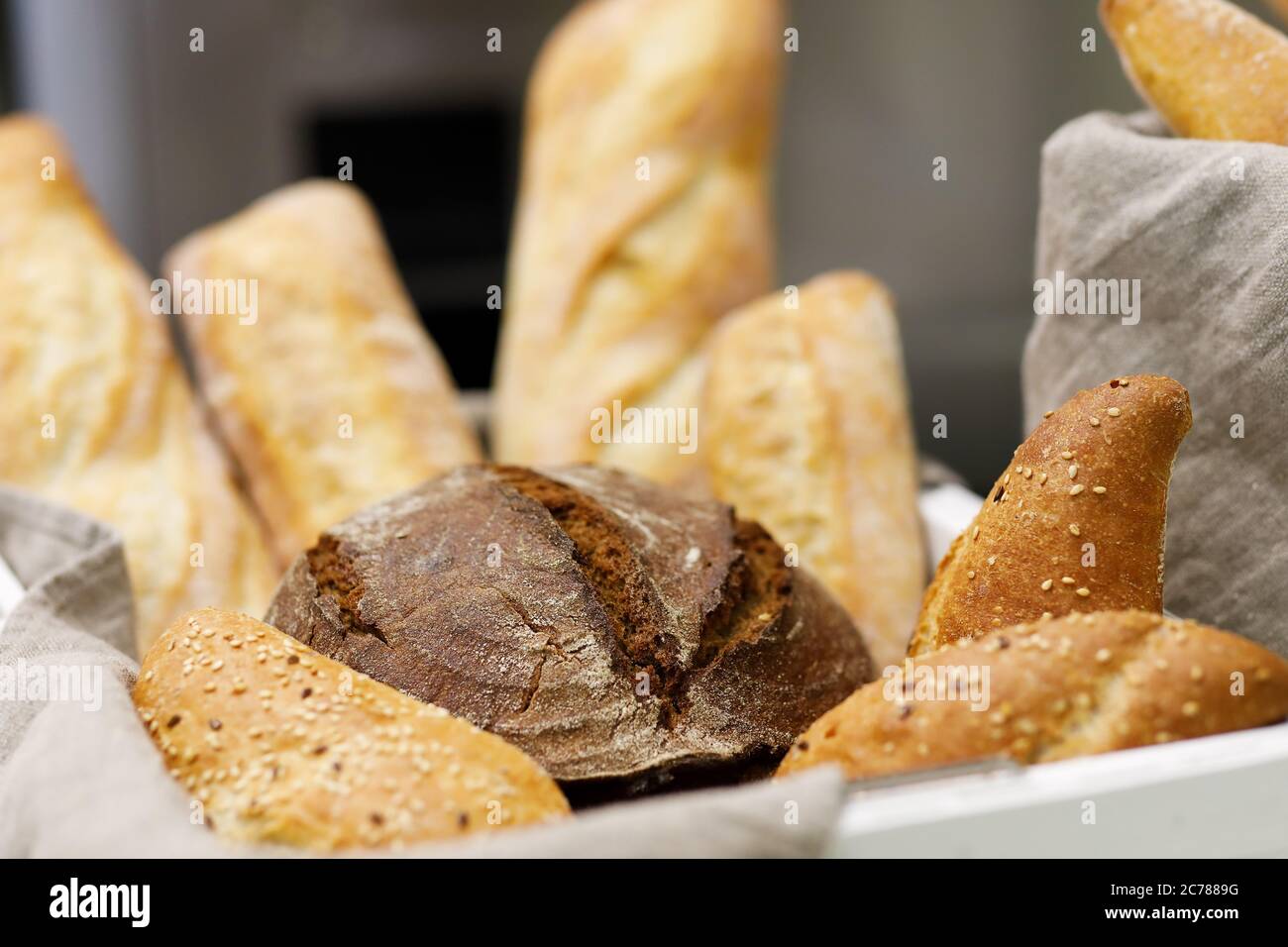Brotlaibe in einer Bäckerei. Selektiver Fokus. Stockfoto