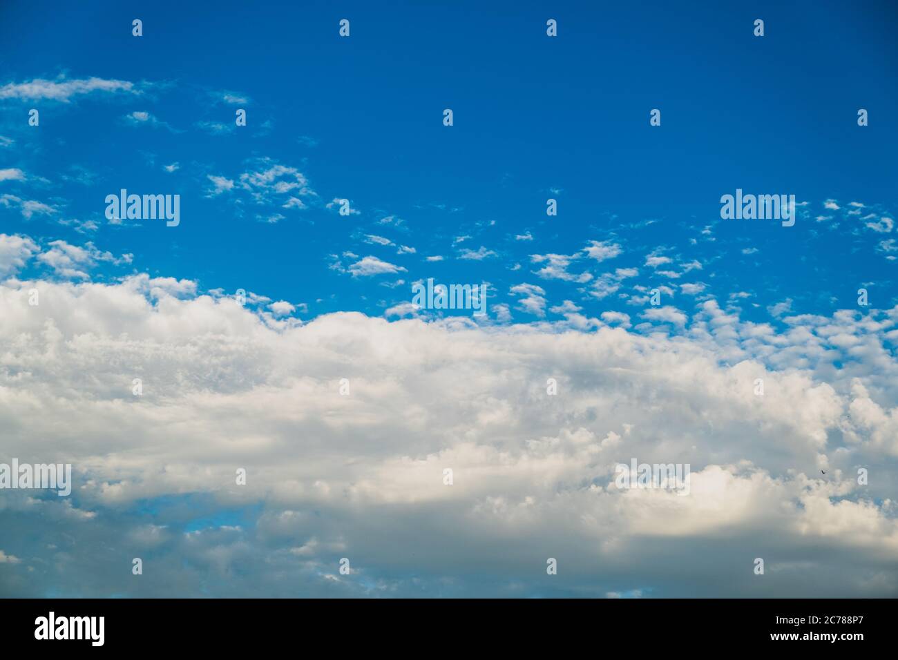 Blauer Himmel, sauberes Wetter, schöne Wolken, große weiße rollende Masse. Himmel mit Wolken Wetter Natur Wolke blau. Stockfoto
