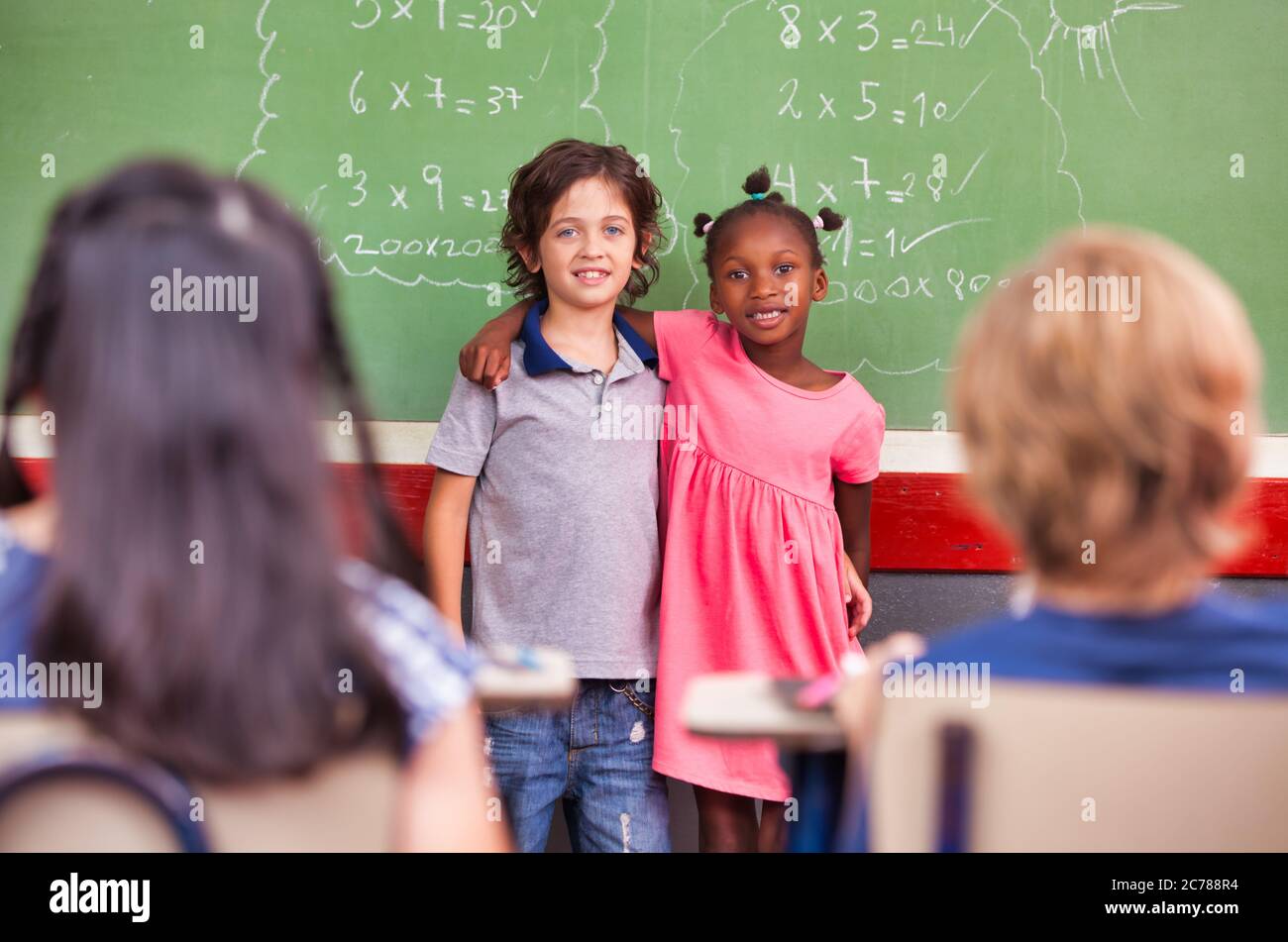Grundschule Szene. Glückliche multiethnische Freunde. Stockfoto