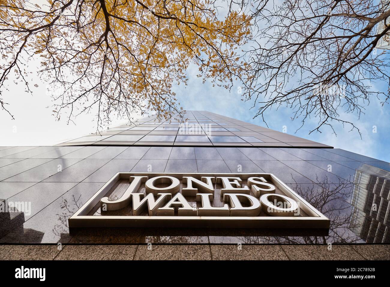 Salt Lake City, USA - 23. Oktober 2016: Jones Waldo unterzeichnet ein Bürogebäude in der Innenstadt von Salt Lake City. Stockfoto