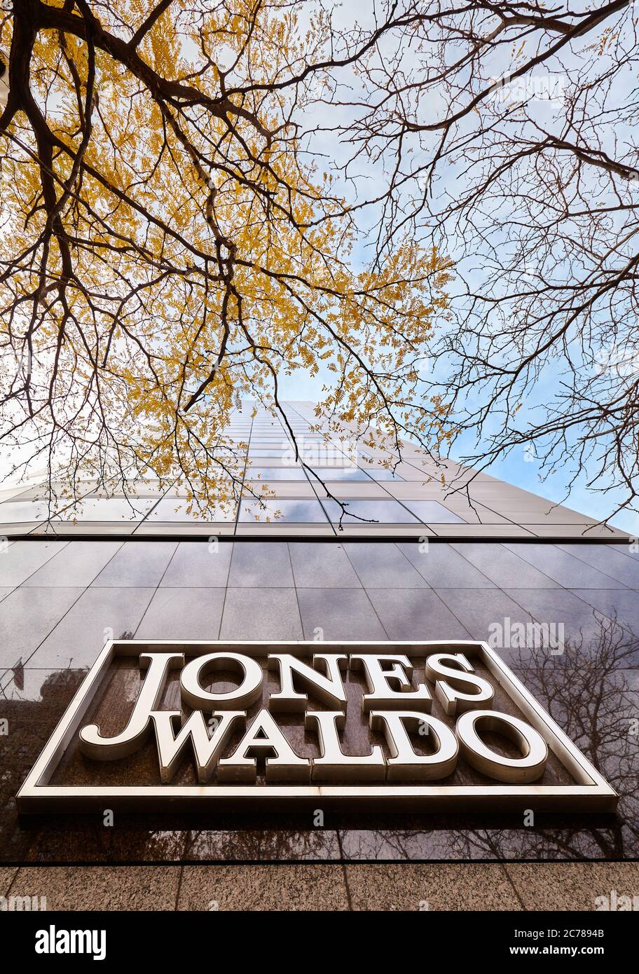 Salt Lake City, USA - 23. Oktober 2016: Jones Waldo unterzeichnet ein Bürogebäude in der Innenstadt von Salt Lake City. Stockfoto