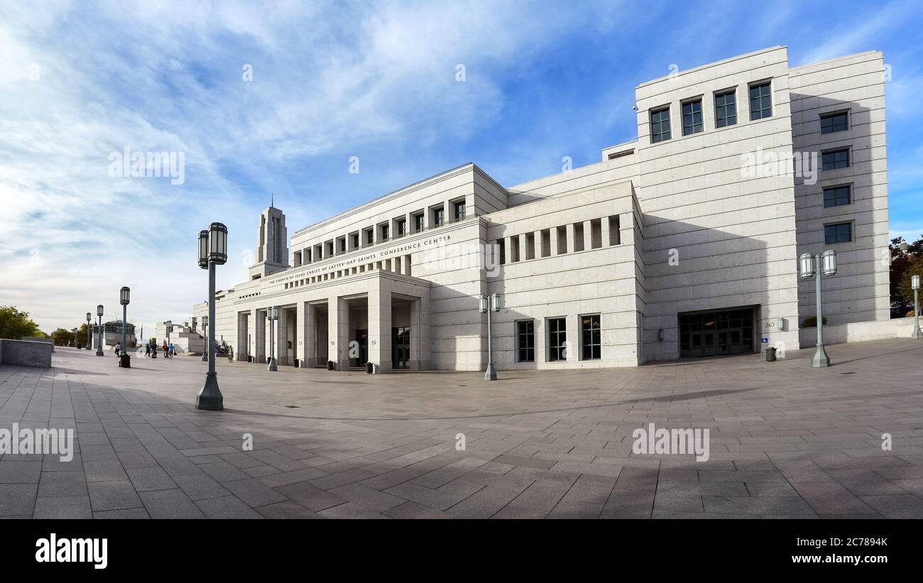 Salt Lake City, USA - 23. Oktober 2016: Panoramablick auf die Kirche Jesu Christi der Heiligen der Letzten Tage Konferenzzentrum. Stockfoto