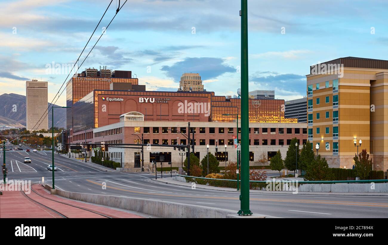 Salt Lake City, USA - 23. Oktober 2016: Panoramablick auf die Innenstadt mit BYU Salt Lake Center bei Sonnenuntergang. Stockfoto