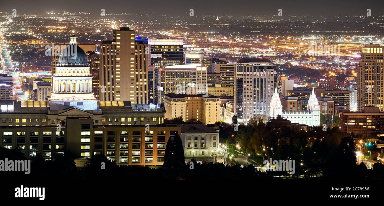 Panoramablick auf Salt Lake City bei Nacht, Utah, USA. Stockfoto