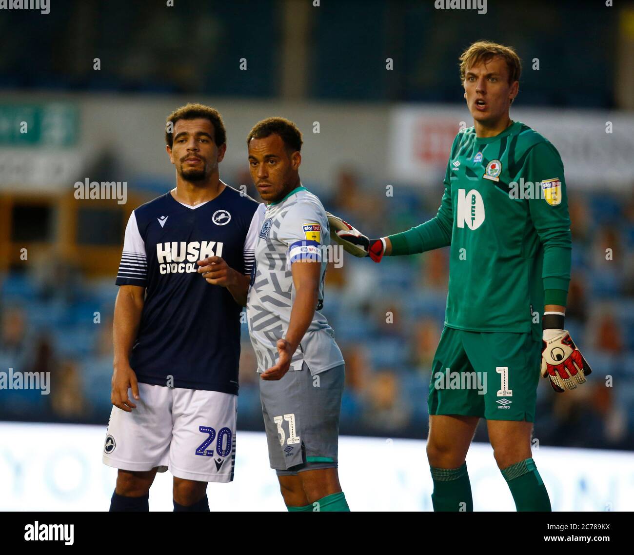 LONDON, Großbritannien, JULI 14:L-R Mason Bennett von Millwall Blackburn Rovers' Elliott Bennett und Blackburn Rovers' Christian Walton während EFL Sky Stockfoto