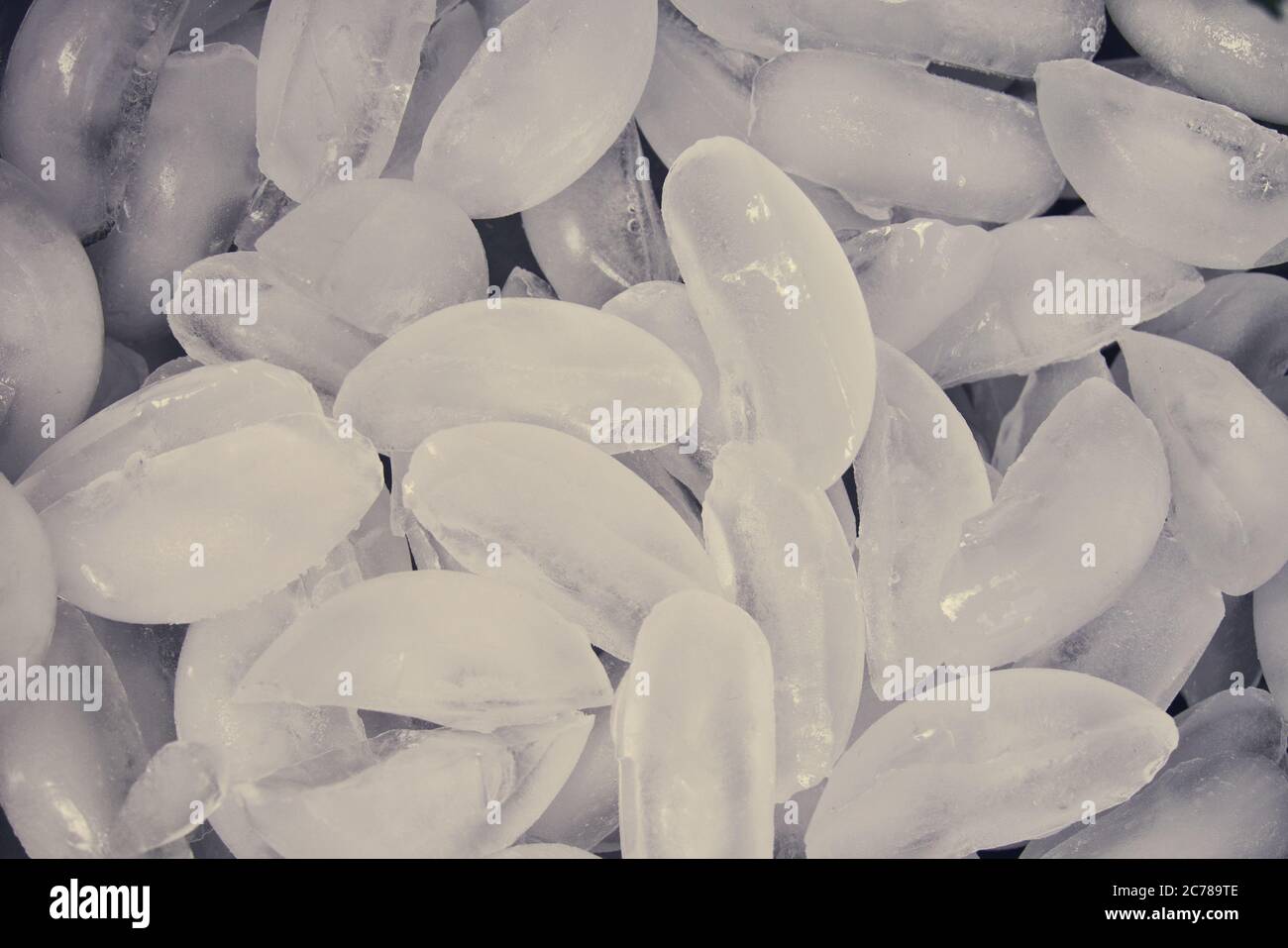 Eiswürfel Hintergrund in sonnigen Tag, grüner Hintergrund Stockfoto