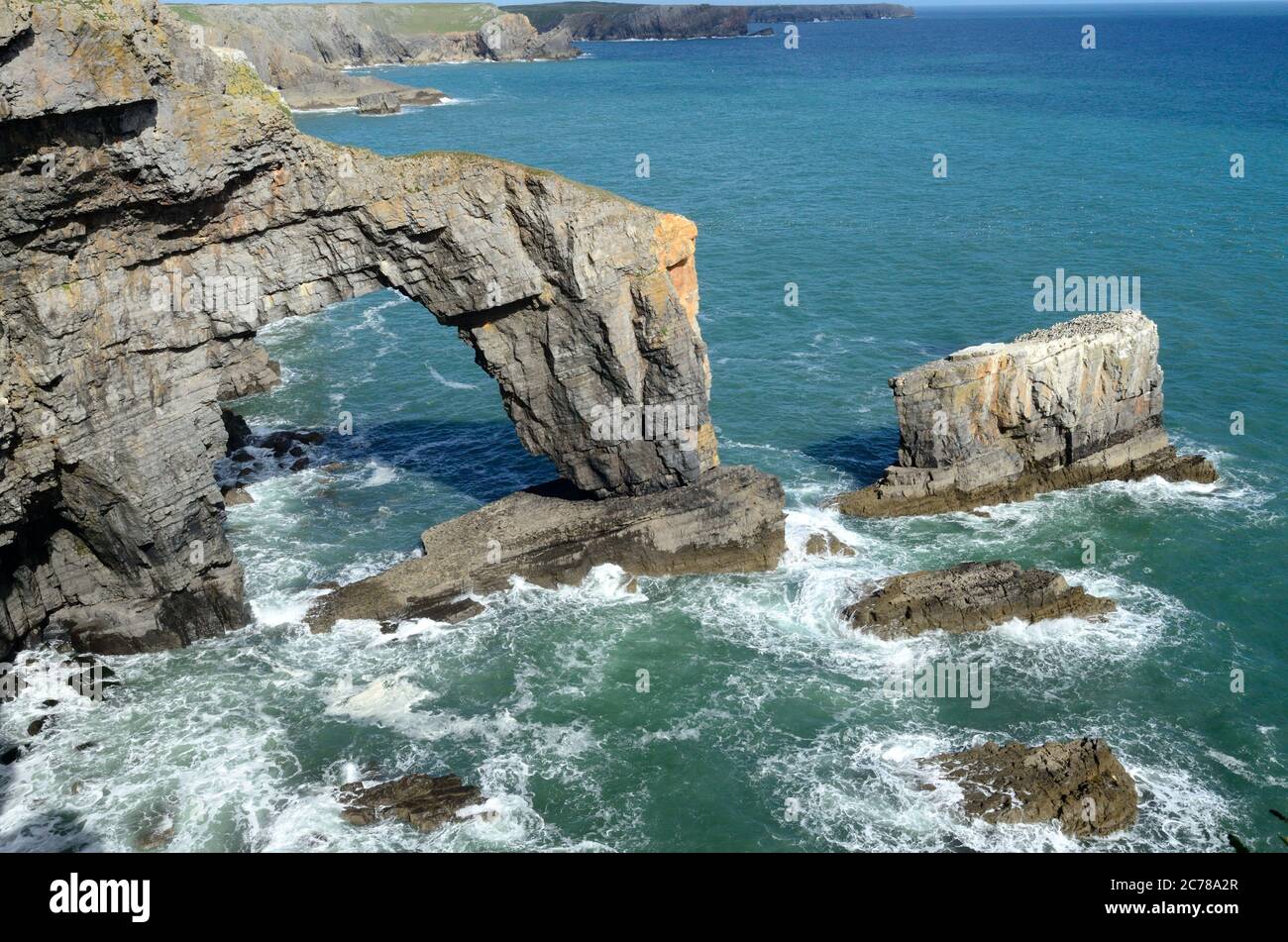 Green Bridge of Wales natürlicher Bogen mit Schäden durch Sturm Ophelia Pembrokeshire Coast Nationalpark Wales Cymru UK Stockfoto