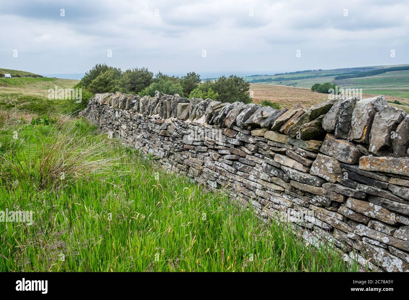 Trockensteinmauer auf den Mooren. Stockfoto