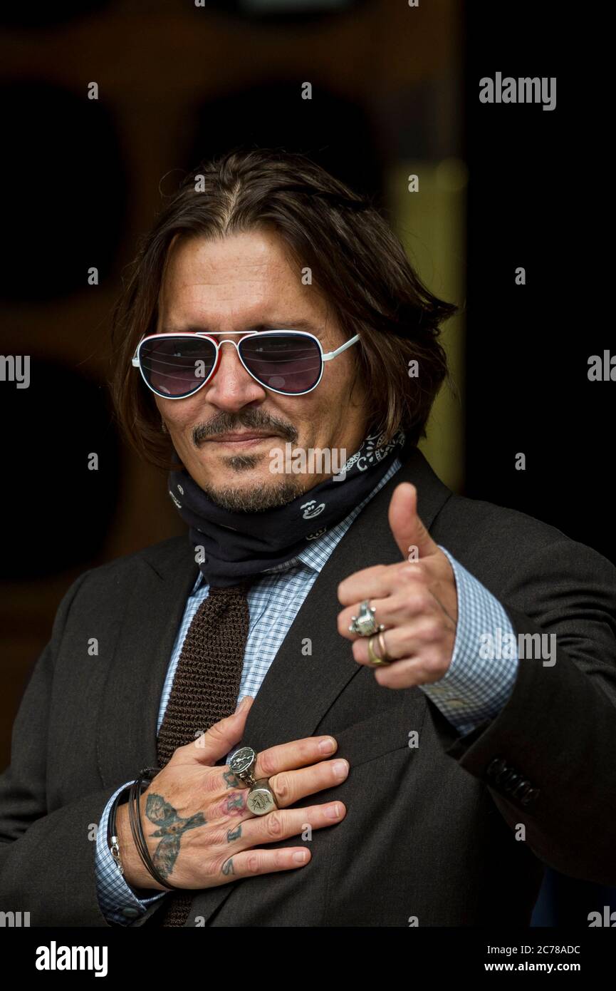 London, Großbritannien. 15. Juli 2020. Johnny Depp, Hollywood-Schauspieler, kommt am 7. Tag seines Verleumdungsfalls am High Court an. Depp verklagt den Zeitungsverleger der Zeitung Sun News Group Newspaper sowie den Chefredakteur Dan Wootton, weil er ihn ‘als „Frau-Schläger“ 2018 bezeichnete. Herr Depp auch, dass Behauptungen über Gewalt gegen Heard unwahr sind. Der Fall geht weiter. Kredit: Stephen Chung / Alamy Live Nachrichten Stockfoto