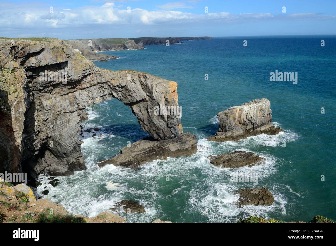 Green Bridge of Wales natürlicher Bogen mit Schäden durch Sturm Ophelia Pembrokeshire Coast Nationalpark Wales Cymru UK Stockfoto