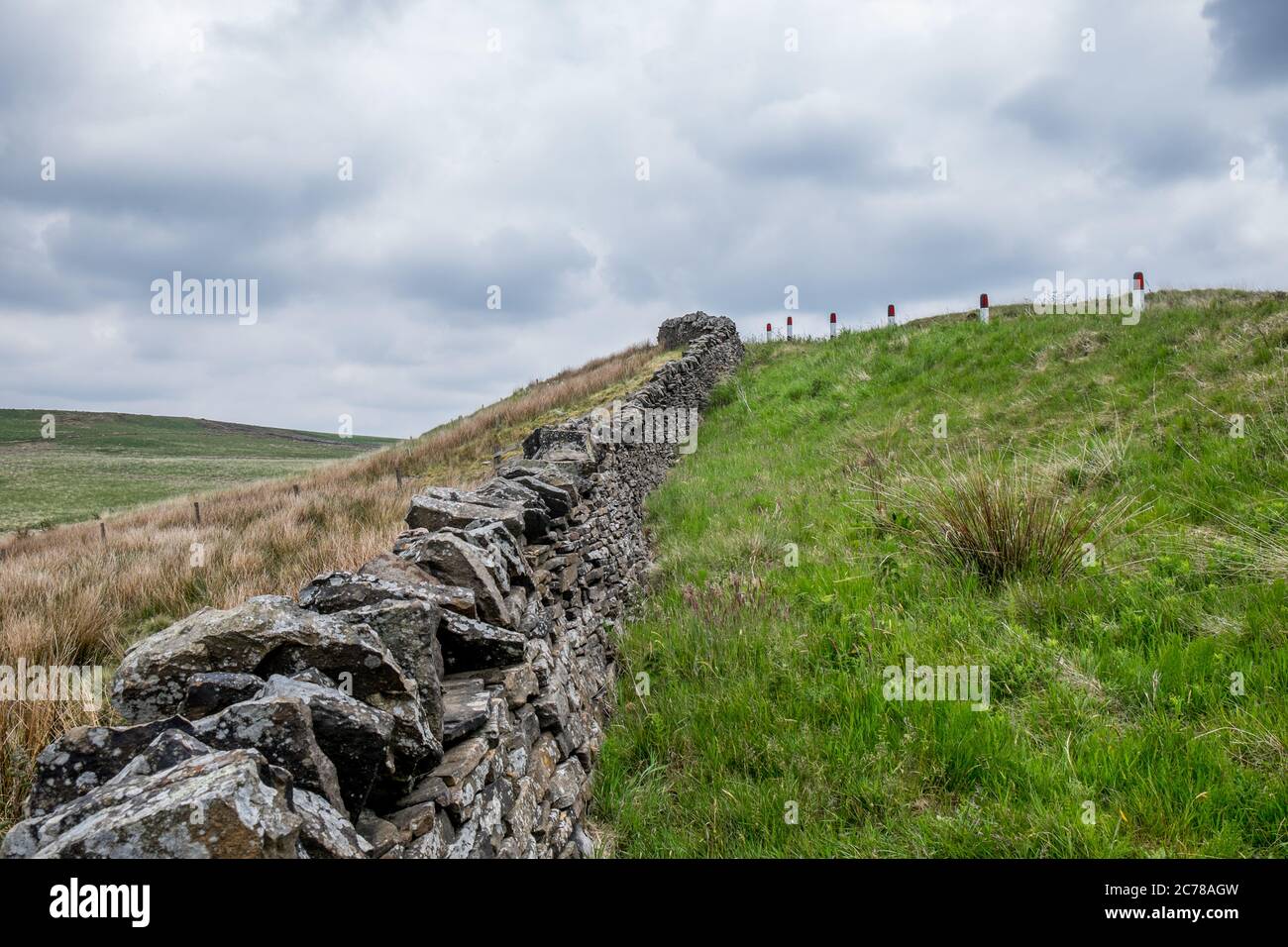 Trockensteinmauer auf den Mooren. Stockfoto