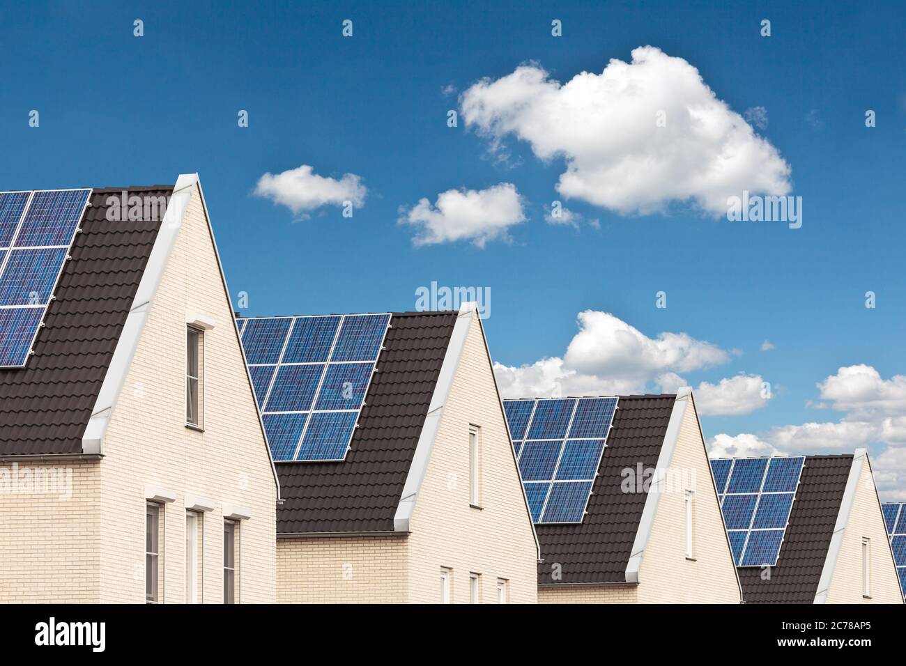 Reihe von niederländischen neuen Häusern mit Solarzellen auf den Dächern befestigt Stockfoto