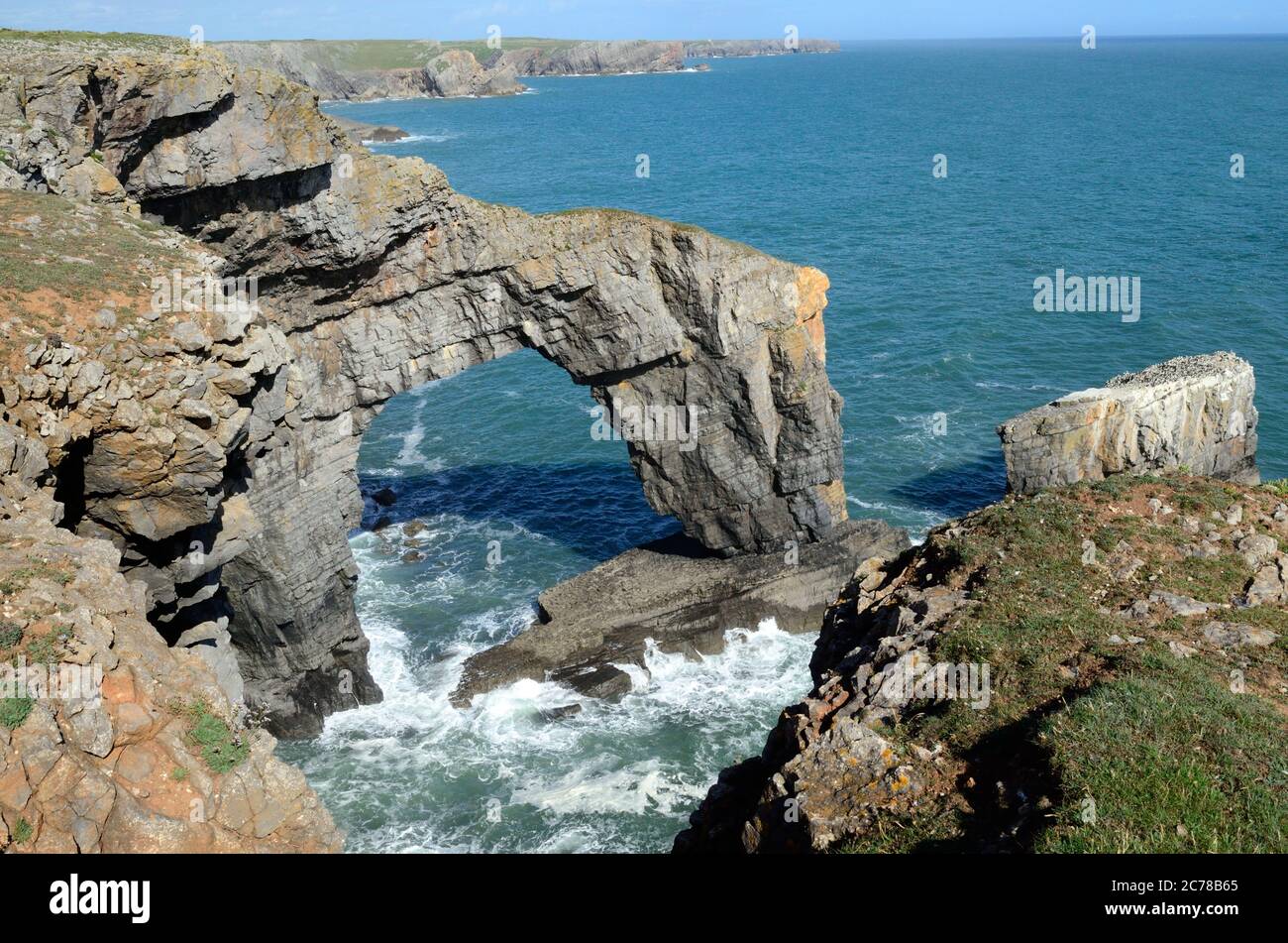 Green Bridge of Wales natürlicher Bogen mit Schäden durch Sturm Ophelia Pembrokeshire Coast Nationalpark Wales Cymru UK Stockfoto