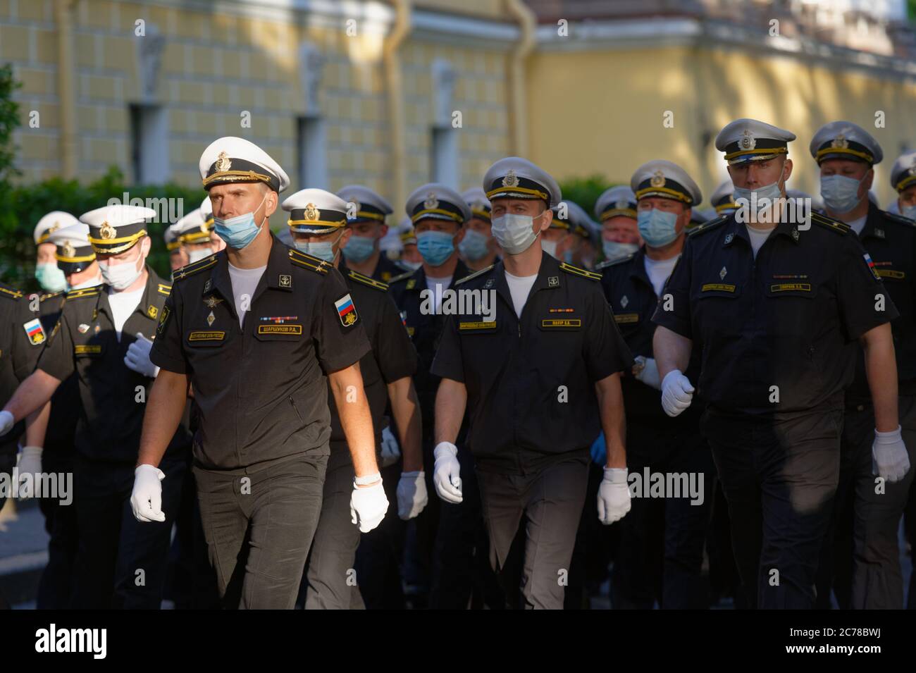 St. Petersburg, Russland - 14. Juli 2020: Generalprobe der Militärparade, die dem Tag der russischen Marine auf dem Senatsplatz gewidmet ist. Die Parade ist das wichtigste Ereignis der Feier, die jährlich am letzten Sonntag im Juli stattfindet Stockfoto