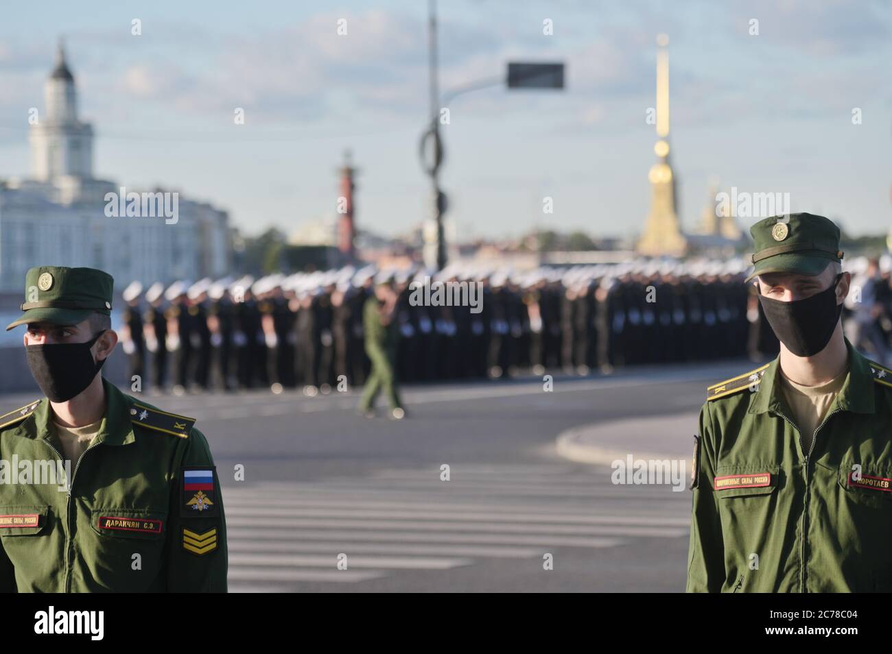 St. Petersburg, Russland - 14. Juli 2020: Generalprobe der Militärparade, die dem Tag der russischen Marine auf dem Senatsplatz gewidmet ist. Die Parade ist das wichtigste Ereignis der Feier, die jährlich am letzten Sonntag im Juli stattfindet Stockfoto