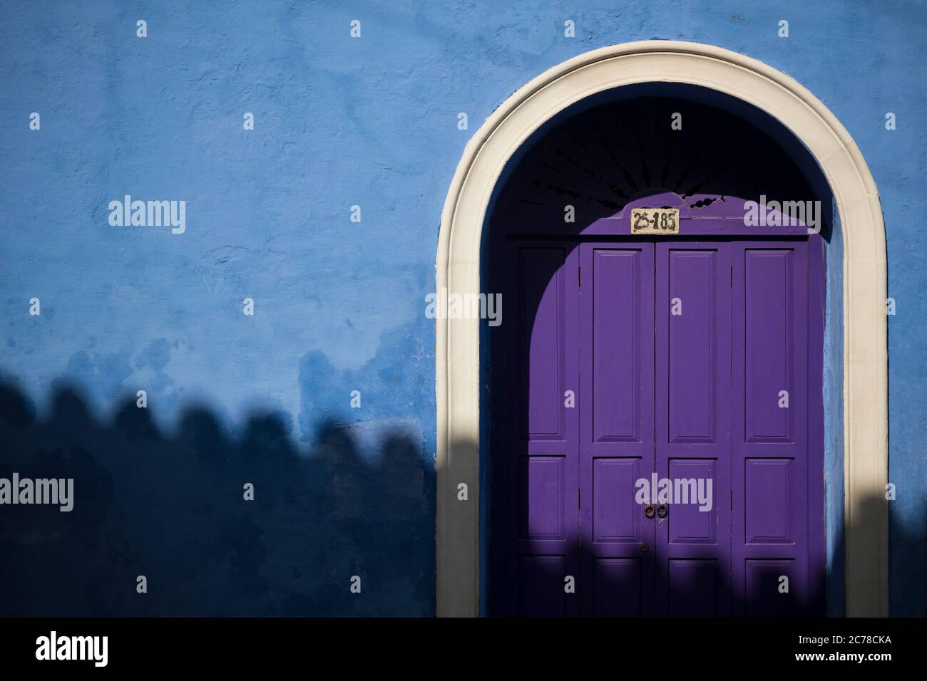 Fassade des farbenfrohen Gebäudes, Getsemani Barrio, Cartagena, Bolívar Department, Kolumbien, Südamerika Stockfoto