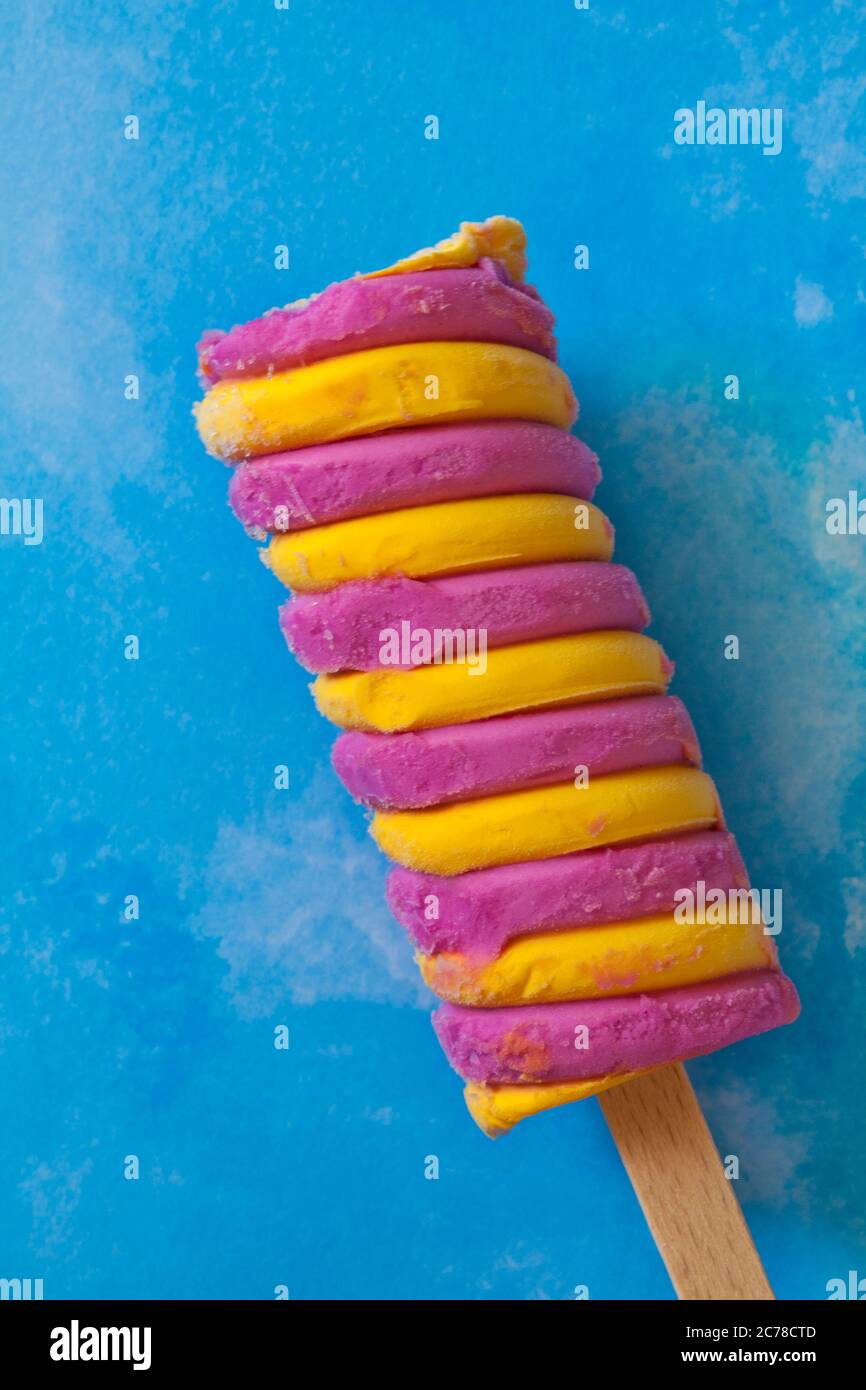 Barratt Fruit Salat Himbeere & Ananas Geschmack Ice Lolly auf blau gemustertem Hintergrund Stockfoto