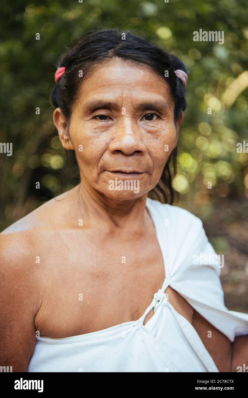 Porträt von Linda aus dem Indianerstamms der Kogi, Tayrona Nationalpark, Magdalena Department, Karibik, Kolumbien, Südamerika Stockfoto