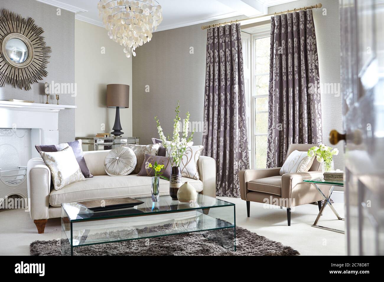 Aufnahme eines luxuriösen Wohnzimmers mit eleganten Möbeln in einem modernen Zuhause Stockfoto