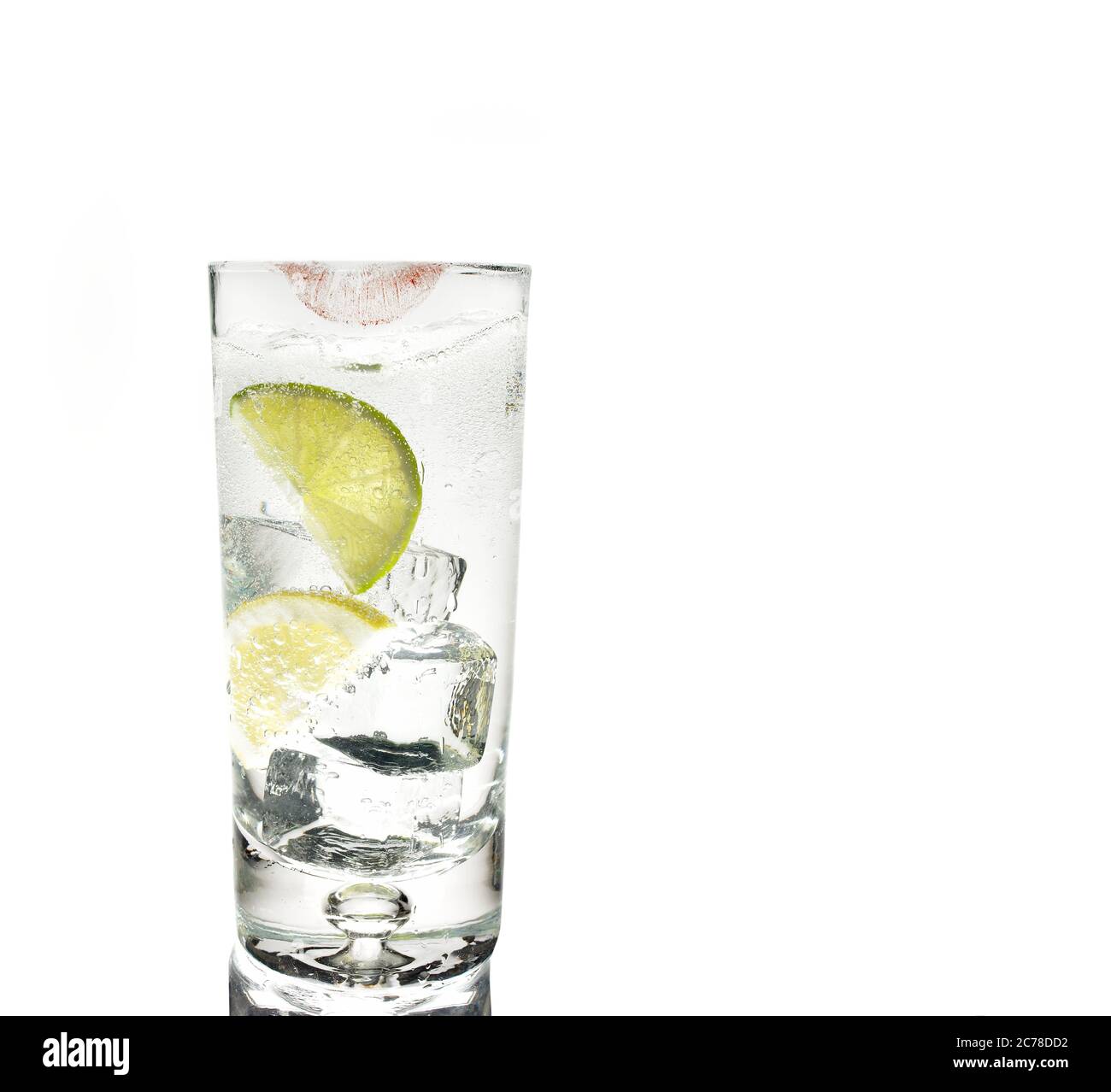 Aufnahme eines Glases Gin Tonic mit Eis und Limette auf weißem Hintergrund mit Kopierraum Stockfoto
