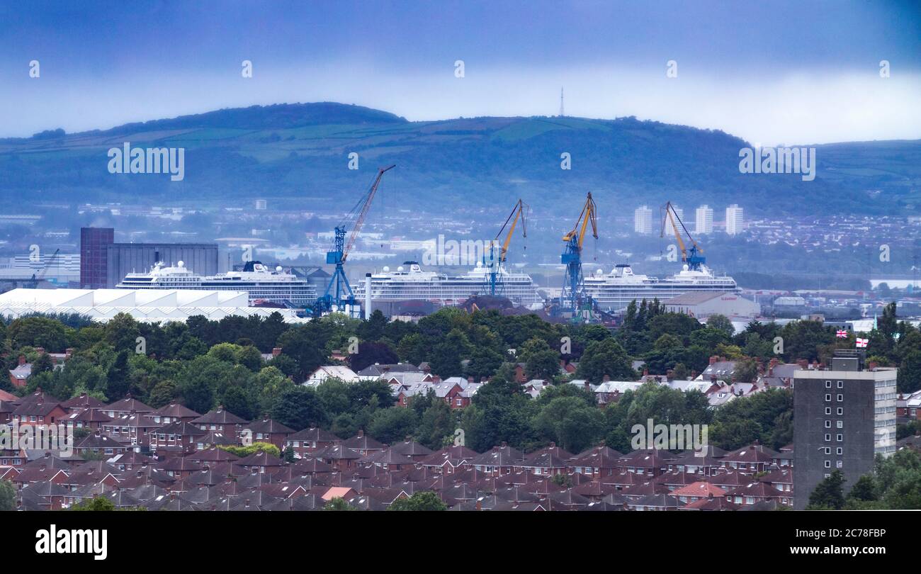Kreuzfahrtschiffe dockten im Hafen von Belfast an Stockfoto