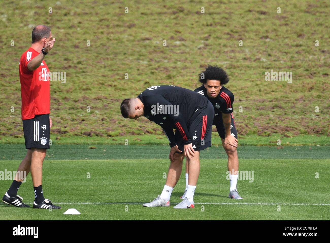 München, Deutschland. Juli 2020. Von rechts: Neuzugang Leroy SANE (FC Bayern München) Niklas SUELE (FC Bayern München), Fitnesstrainer Prof. Dr. Holger Broich. Individuelle Schulung. FC Bayern München Training Training in der Saebener Straße. Fußball 1. Bundesliga, Saison 2019/2020, am 15. Juli 2020 Quelle: dpa/Alamy Live News Stockfoto