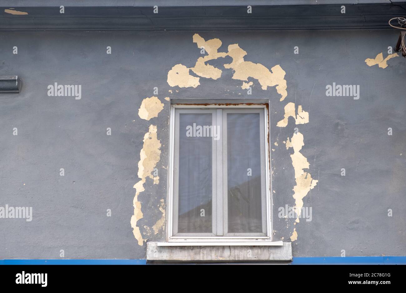 Altes Fenster in der alten Wand. Fassade von Vintage-Fenster. Shell Farbe um Fenster Stockfoto