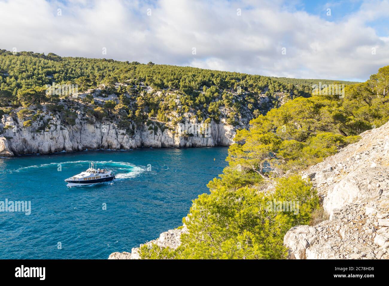 Ausflugsboot an der Calanque de Port Pin, Cassis, Provence, Frankreich, Europa vorbei Stockfoto